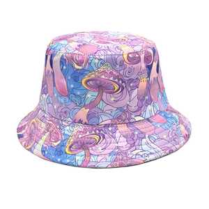 Détail de l'imprimé psychédélique de champignon et d'œil sur un chapeau bob coloré