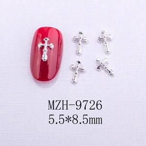 Ciondoli croce in lega d'argento per nail art applicati su unghia con smalto rosso