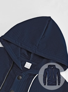 Gros plan sur la texture du sweat à capuche bleu marine en tissu polyester premium