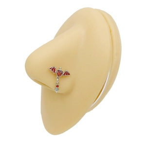 Clou de nez ailes de chauve-souris en argent avec cœur rouge et chaîne sur mannequin