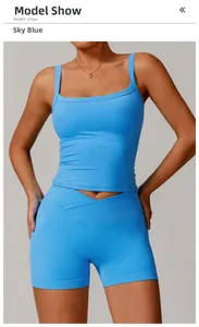 Détail du short de sport taille haute avec taille en V croisée et texture côtelée bleu vif