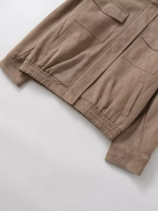 Detailansicht der braunen Wildlederjacke mit Cargotaschen und elastischem Saumdesign