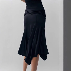 Jupe mi-longue sirène en maille noire avec ourlet irrégulier et taille basse élégante