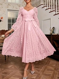 Gros plan sur le tissu en dentelle rose montrant les textures et broderies élégantes