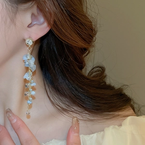 Boucles d'oreilles pendantes à pampilles avec cristaux bleu clair et zircon brillant