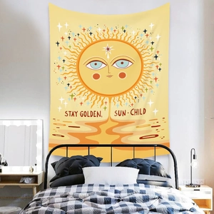 Dettaglio dell'arazzo sole retrò con testo Stay Golden Sun-Child in camera da letto