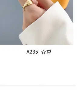 Gros plan du collier pendentif cœur doré avec incrustation de nacre sur une mannequin