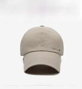 Vista frontale del cappellino beige ad asciugatura rapida con logo MARAS in metallo