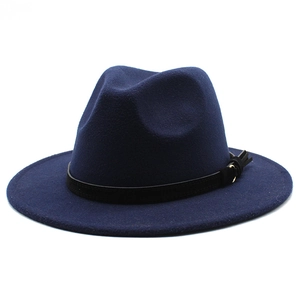 Dettaglio del cappello fedora in lana blu navy con fascia in pelle nera e fibbia dorata