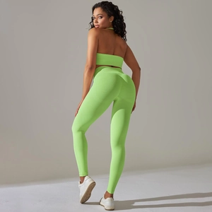 Detail eines neongrünen, gerippten Yoga-Sets mit hoher Taille Leggings und Sport-BH