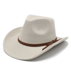 Détail d'un chapeau de cowboy en daim blanc cassé avec une bande décorative marron