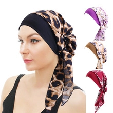 Détails de divers turbans torsadés pour femmes avec motifs léopard et floraux