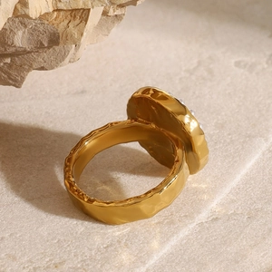Gehämmerter Edelstahlring mit 18k Goldbeschichtung und eleganter weißer Perle