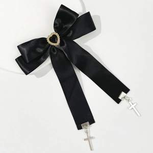 Barrette à cheveux gothique en satin noir avec gemme en cœur et croix argentées