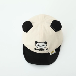 Détail des oreilles de panda 3D et de la broderie DIDICUTE sur cette casquette bébé