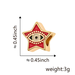 Detailansicht mit Maßen und Gewicht des goldenen roten Emaille Stern Evil Eye Anhängers