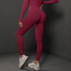 Détail du pantalon de yoga sans couture taille haute et du crop top bordeaux à manches longues