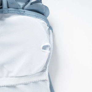 Détail de la doublure blanche et des poches pour coussinets d'un maillot de bain bleu