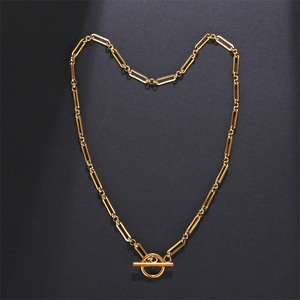 Collana minimalista in acciaio inossidabile dorato con maglia a graffetta e chiusura OT