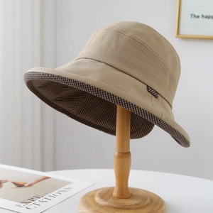 Détail du chapeau de soleil en tissu kaki avec doublure à carreaux marron