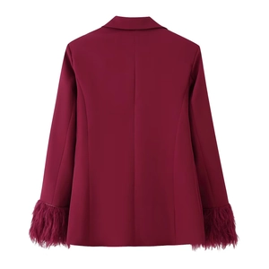 Vista posteriore del blazer bordeaux slim con cuciture sartoriali e polsini piumati