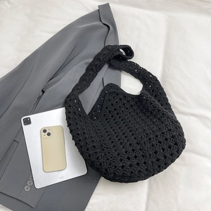 Borsa a tracolla in maglia nera fatta a mano con design traforato e capienza ampia
