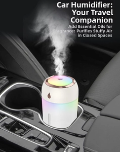 Dettaglio dell'umidificatore portatile per auto con luci LED colorate sulla console