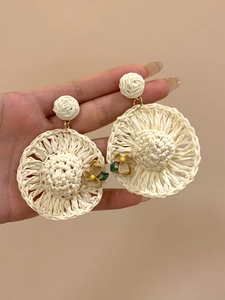 Details der böhmischen Bast-Ohrringe in Hutform mit gelben Blumen und Silbersteckern