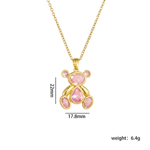 Dettaglio del ciondolo a orsetto in oro 18K con zircone rosa e dimensioni 22mm x 17,8mm