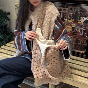 Détail du sac cabas en polaire beige avec motif cœur rouge et texture douce
