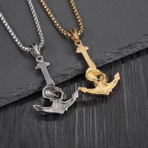 Gotische Totenkopf und Anker Halsketten in Silber und Gold auf rustikalem Hintergrund