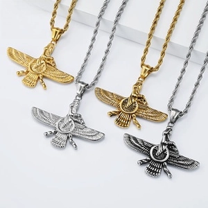 Detailansicht der Faravahar Anhänger an Kordelketten in Gold, Silber und Vintage-Schwarz