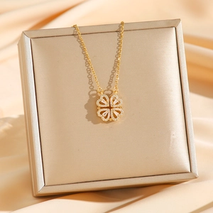 Collier trèfle à quatre cœurs convertible doré avec cristaux sur boîte à bijoux