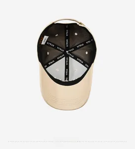 Détail intérieur de la casquette beige avec bande anti-transpiration et coutures