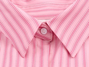 Dettaglio del colletto della camicia a righe rosa con risvolto e bottone bianco