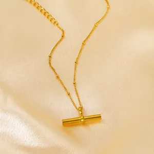 Elegante cavigliera in acciaio al titanio placcato oro 18K con pendente a barra T