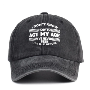 Dettaglio della trama in cotone lavato e della stampa con slogan vintage sul cappello