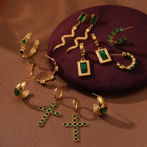 Set di orecchini in acciaio placcato oro con zirconi verdi in varie forme geometriche