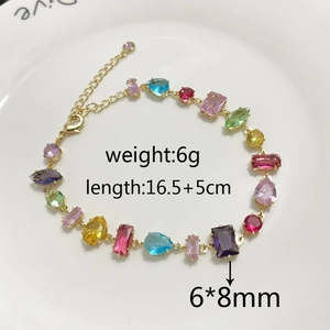 Details des bunten Zirkon-Armbands mit 6x8mm Steinen und verstellbarer 16,5+5cm Goldkette