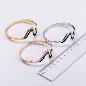 Three-color wavy stainless steel bracelets with rhinestones and ruler for size scale