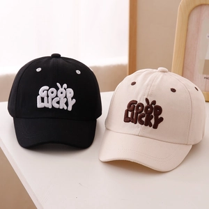 Vue détaillée de la broderie Good Lucky et des oreilles de lapin sur casquettes