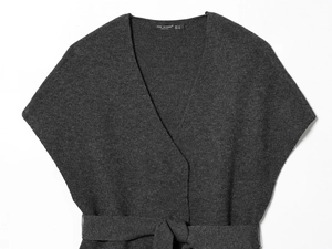 Détail du gilet en tricot gris foncé avec col en V et ceinture en tissu assortie