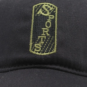 Dettaglio macro del ricamo 'SPORTS' su un cappellino da baseball in cotone nero