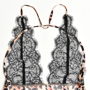 Detailansicht vom Kleid mit rosa Leopardenmuster, schwarzer Spitze und Spaghettiträgern