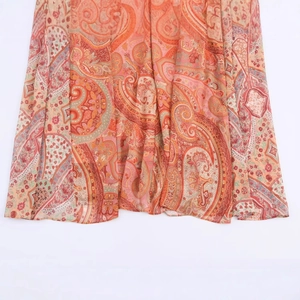 Abito lungo senza maniche con scollo a V e vivaci motivi paisley in arancione e rosa