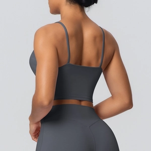 Vue détaillée des fines bretelles au dos et de la texture douce du haut de yoga gris foncé