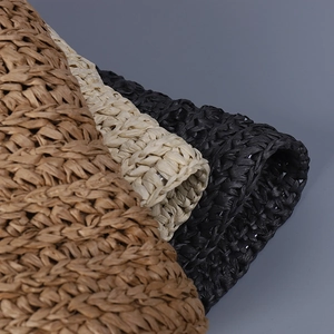 Detaillierte Makroaufnahme von handgeflochtenem Strohmaterial in Braun, Beige und Schwarz