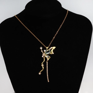 Détail du collier pendentif papillon doré avec pierre bleue et franges en strass