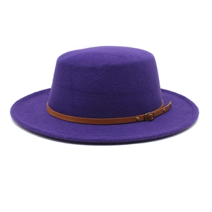 Détail d'un chapeau plat en laine violette avec sangle en cuir marron et boucle en métal