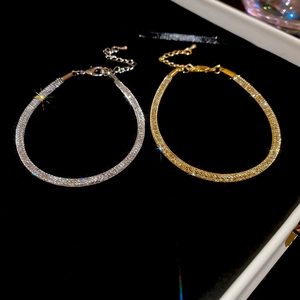 Détails des bracelets en or et argent avec cristaux de zircon et fermoirs mousquetons